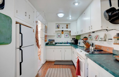 Yarnell House | 2 Mi to Mtn Biking Trails: Cozy Cottage w/Sunroom