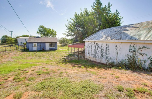 Borger House | 2 Mi to Phillips 66 Refinery: Home w/Yard