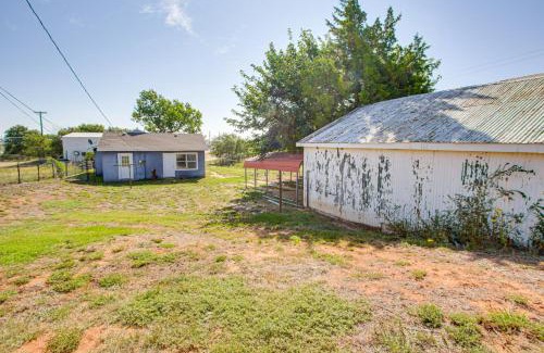 Borger House | 2 Mi to Phillips 66 Refinery Home with Yard