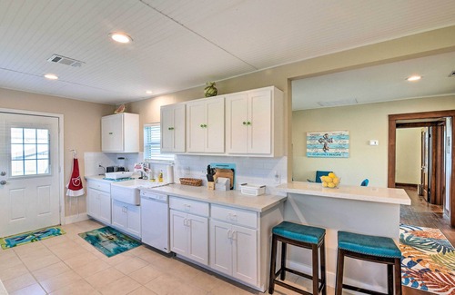 Galveston Cottage | 2 Mi to Pier: Colorful Cottage in Galveston!