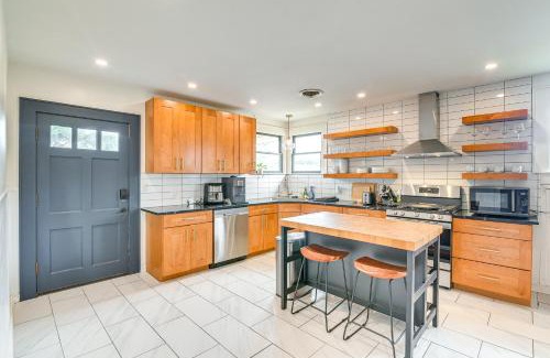 Galveston House | 2 Mi to Pleasure Pier Pet-Friendly Gem with Yard