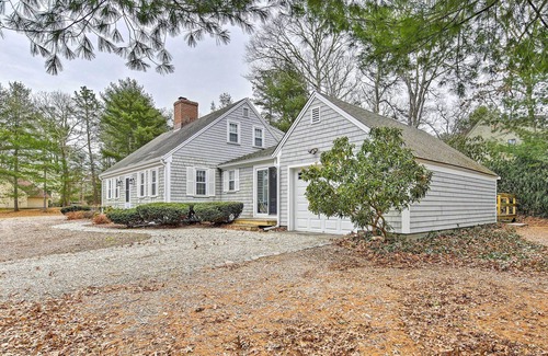 Mashpee Cottage | 2 Mi to Shore: Home w/BBQ & Beach Gear in Mashpee