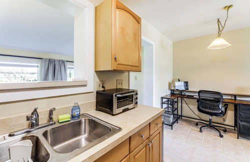 Riviera Beach House | 2 Mi to Shore: Riviera Beach Retreat w/Yard