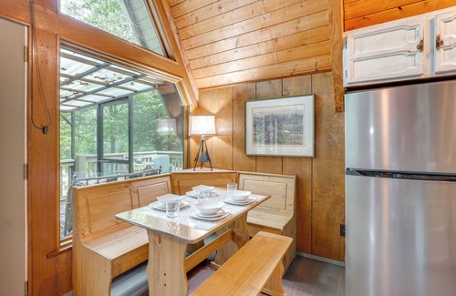 Townsend Cabin | 2 Mi to Smoky Mtns Nat’l Park! Hot Tub Hideaway