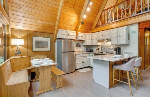 Townsend Cabin | 2 Mi to Smoky Mtns Nat’l Park! Hot Tub Hideaway
