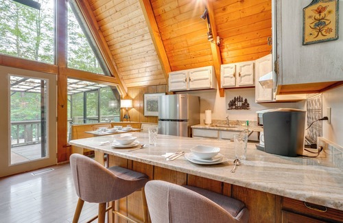 Townsend Cabin | 2 Mi to Smoky Mtns Nat’l Park! Hot Tub Hideaway