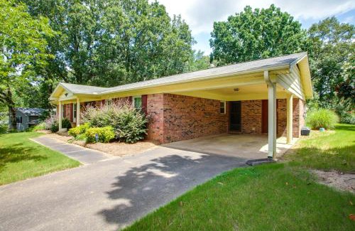 Oxford House | 2 Mi to Square, 3 Mi to Ole Miss Oxford Getaway!