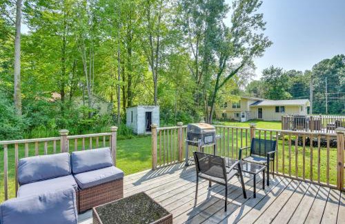 Shorewood-Tower Hills-Harbert Apartment | 2 Mi to Warren Dunes Sawyer Apartment with Deck!