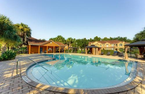 Crestwynd Bay House | 2 Mi to WDW Townhouse with Patio and Pool Access