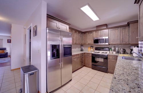 Prescott House | 2 Mi to Whiskey Row: Tranquil Getaway w/Deck!