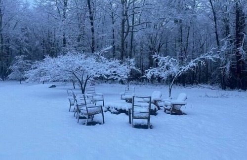 Bethel Cabin | 2 Miles from Bethel Woods! SUPER Secluded Luxury Cabin - HOT TUB !