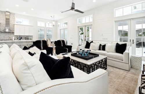 San Juan House | 2 Min from the Beach, Golf Cart, Private Pool, Carriage House, Bikes & Sleeps 14!
