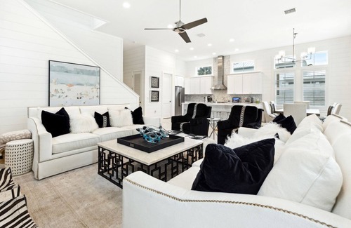 San Juan House | 2 Min from the Beach, Golf Cart, Private Pool, Carriage House, Bikes & Sleeps 14!