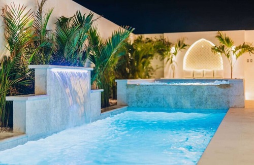 Esmeralda Villa | 2 Min to Palm Beach, Billiard, Hot Tub, 8 sleeps