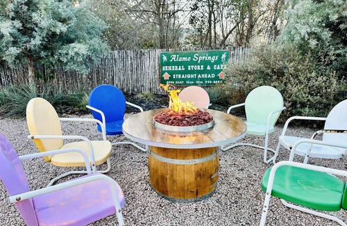 Fredericksburg House | 2 min walk to Main St - Screened Porch, Hot Tub, Bocce - Great for Groups