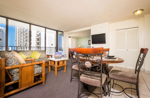 Diamond Head - Kapahulu - St. Louis Condo | 2 min walk to the beach/Parking , Kitchen , Pool