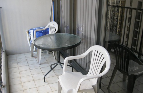 Waikiki Apartment | 2 min walk to the beach/Parking , Kitchen , Pool