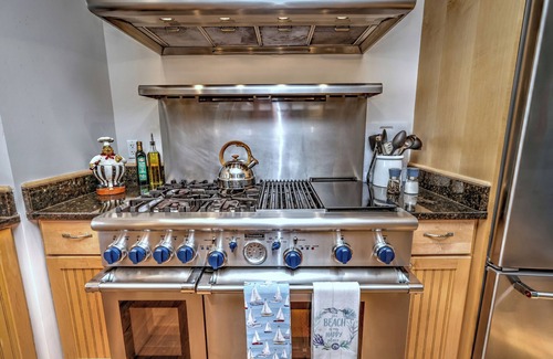 Devon House | 2 min walk to Wildermere Beach Beautiful 4-bedroom 3.5 bath Beach house AC WiFi