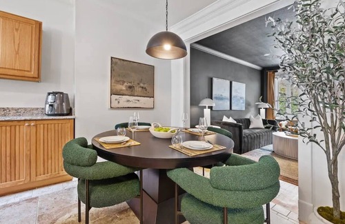 Old Town West House | 2 Mins from Metro - A Vibrant Old Town Xcape