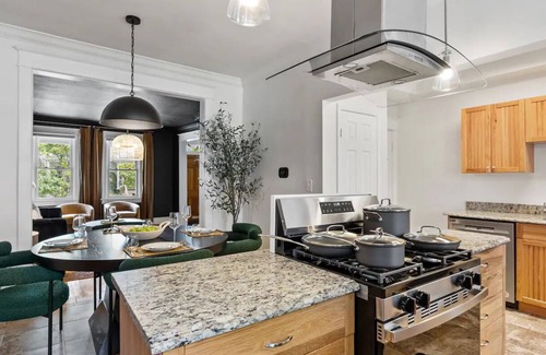 Old Town West House | 2 Mins from Metro - A Vibrant Old Town Xcape