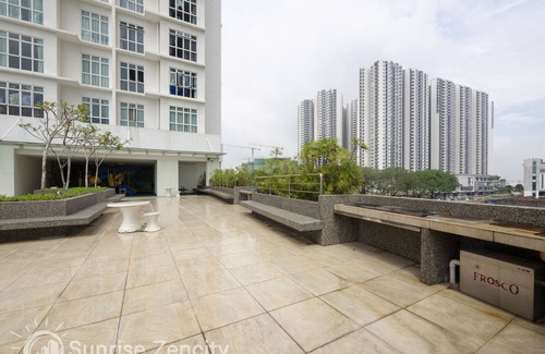 Central District Condo | 2 mins ride to R&F Mall & CIQ [High-floor Seaview]