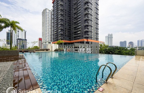 Central District Condo | 2 mins ride to R&F Mall & CIQ [High-floor Seaview]