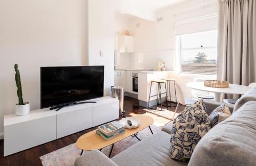 Bondi Beach Apartment | 2 Mins to the Beach Modern gem Sleeps 4