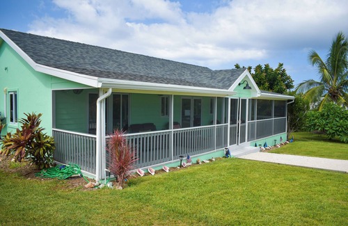 Green Turtle Cay House | 2 minute walk to Green Turtle Club/Marina. 2br, 2.5 Ba! Fully renovated 2023!