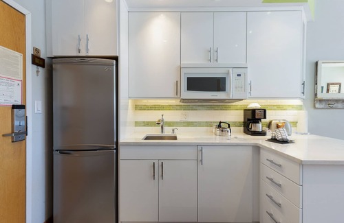 Mountain House Condo | 2 Minute Walk to the Lifts/Spacious Studio/Shared Hot Tub