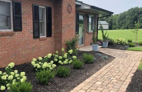 Hiddenite Cottage | 2 minutes from the mine - Comfortable 3 bedroom house loaded with charm.