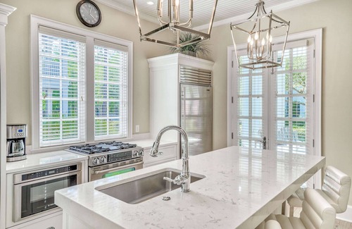 Watercolor House | 2 Minutes to Camp WaterColor. Carriage House has Full Kitchen and Living Room