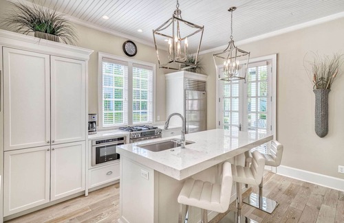 Watercolor House | 2 Minutes to Camp WaterColor. Carriage House has Full Kitchen and Living Room