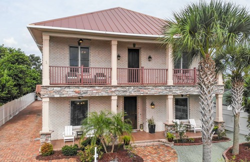 Bid-a-wee Beach House | 2 minutes walk from Bid-A-Wee beach Luxury house w/salt water pool