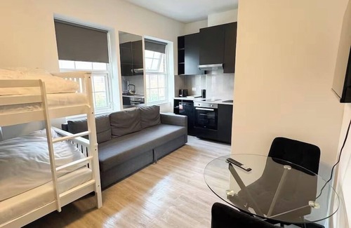 Golders Green Apartment | 2 minutes walk to Golder's Green Station