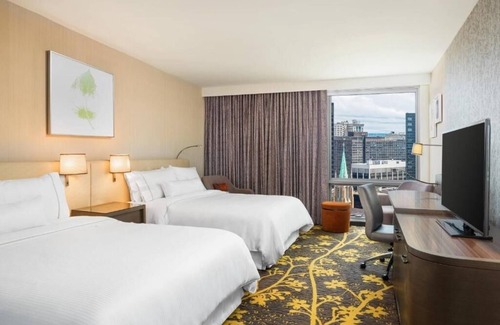 Downtown Cleveland Hotel | 2 Modern Rooms w/Restaurant and Bar in the Heart of Cleveland