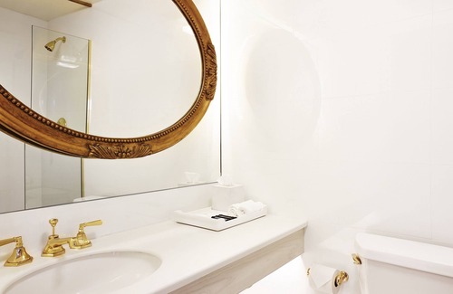 Wilshire Center Hotel | 2 Modern Units, Comfortable Getaway, Family Fun in Central LA, Swimming Pool!
