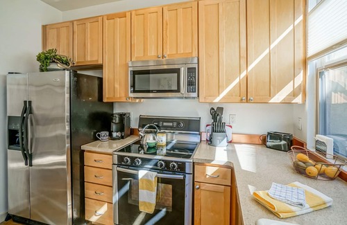 Downtown Albuquerque Condo | #2-Mount Condo · Urban! Art! 1bd1ba Condo near Old Town/Sawmill