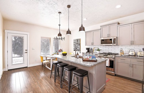 Meridian House | 2 New Modern Homes Sleep 12-16 in Central Meridian Near Shops Dining Parks & Fun