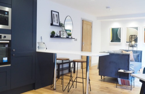 Nottingham City Centre Apartment | 2 Nottingham Modern Apartments- Sleeps 10 w/Castle View