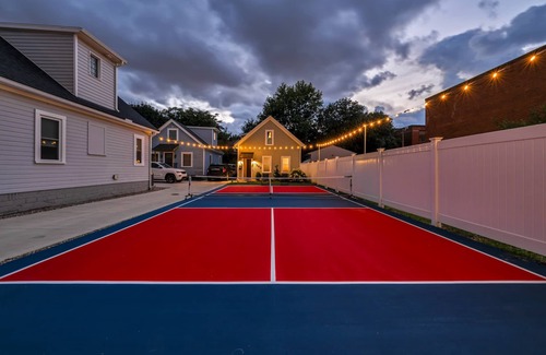 Detroit - Shoreway House | 2 of 3 Houses | Perfect for Groups | Sauna|Hot Tub
