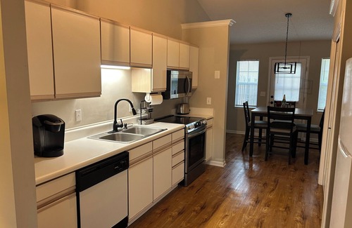 Greenville House | 2 or 3 bedroom townhome near Hospital with Private Fenced Back Yard-New To Vrbo