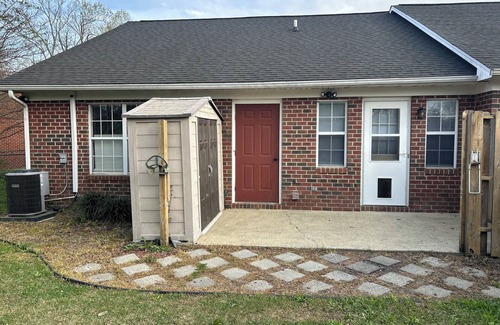 Greenville House | 2 or 3 bedroom townhome near Hospital with Private Fenced Back Yard-New To Vrbo