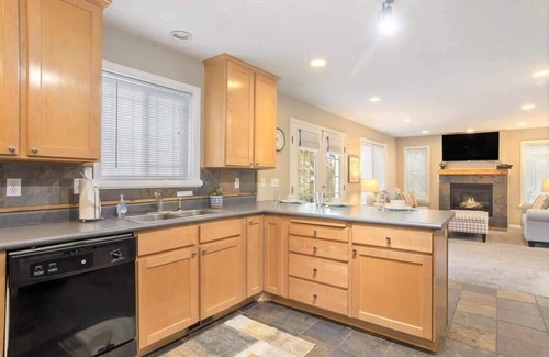 Midvale House | 2 Parkside Homes * 2 Private Hot Tubs * Fireplace