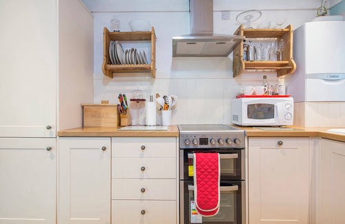 St Dogmaels Cottage | 2 Penally Boathouse Mews, Holiday Cottage St Dogmaels, Sleeps 2, 1 bedrooms, bathrooms