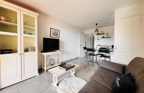 Plage de la Garonnette Apartment | 2-person apartment, sea view with terrace La Nartelle Sainte Maxime