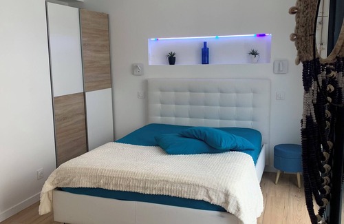 Viarmes Apartment | 2-person apartment, not overlooked, near train station, with terrace and private Jacuzzi
