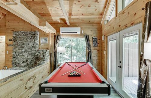 Helen House | 2 Person Jacuzzi Spa w Creekside Firepit