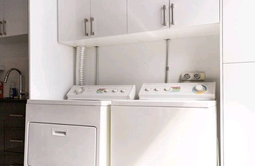 La Petite-Patrie Apartment | #2⭐PLAZA ST-HUBERT⭐️METRO JEAN-TALON⭐️JARRY PARK