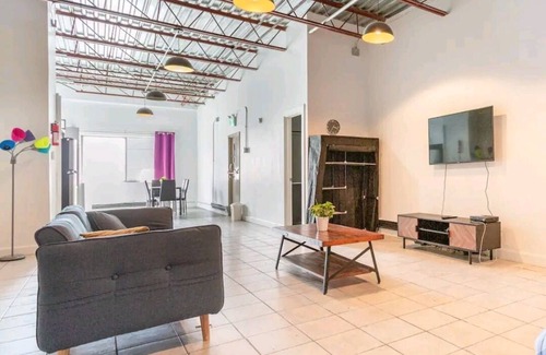 La Petite-Patrie Apartment | #2⭐PLAZA ST-HUBERT⭐️METRO JEAN-TALON⭐️JARRY PARK