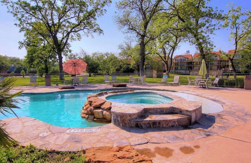 New Braunfels Condo | 2 Pools, 4 Hot tubs on the Guadalupe River! Walk to Schlitterbahn!